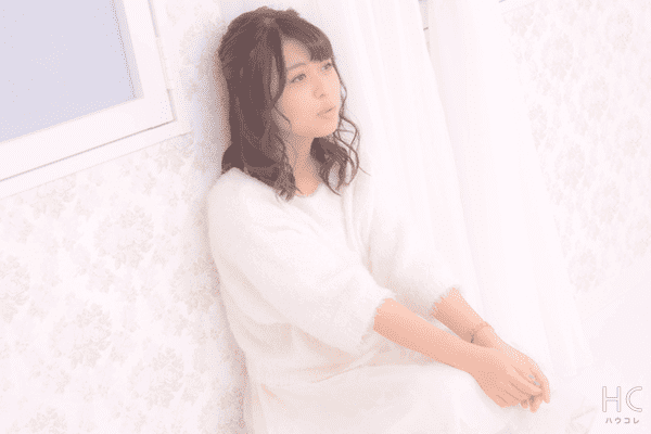 遠くを見て考え事をする女性