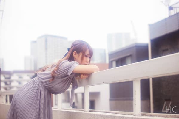 屋上で考え込む女性