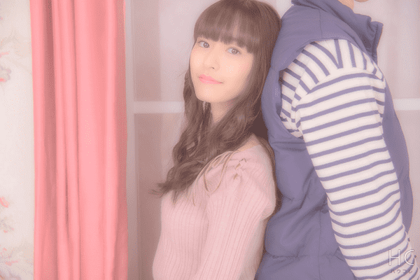 彼氏と背中合わせで微笑む女性
