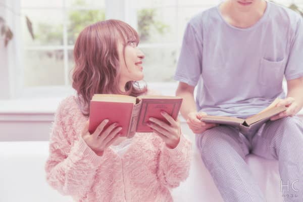 彼氏と本を読む女性