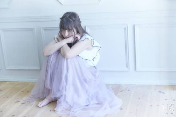 ひざを抱えて座る女性