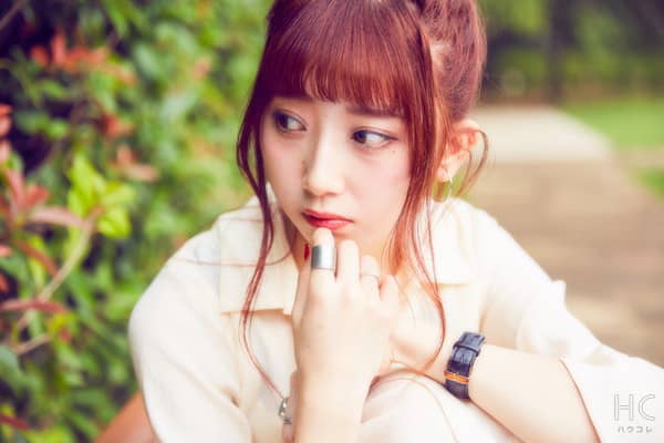 不安げな表情の女性