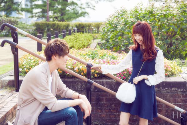 笑顔で彼氏と話す女性