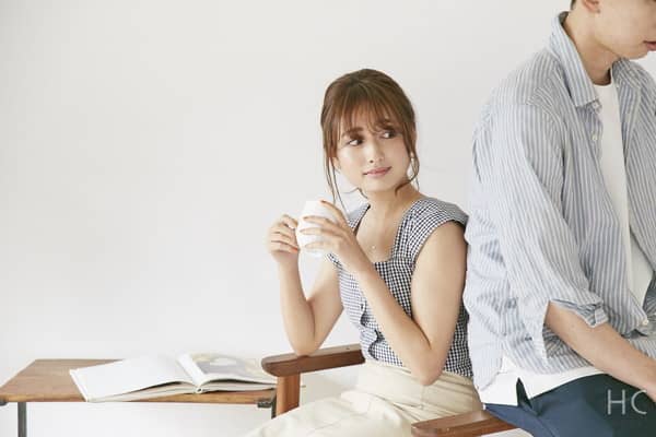 彼氏のそばで笑顔の女性