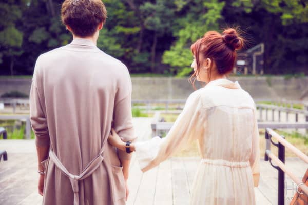 彼氏と手をつなぐ女性