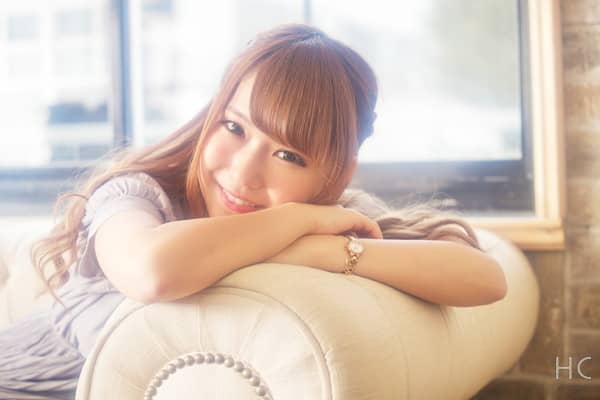 ソファに座る笑顔の女性