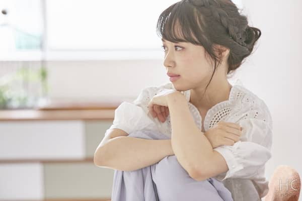考え込む女性