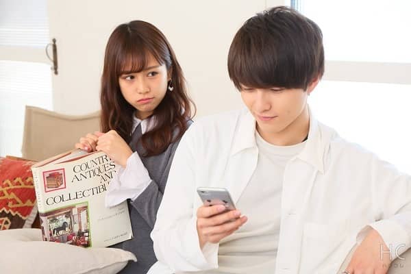 携帯を見てニヤ作彼氏を見て浮気に気付く彼女
