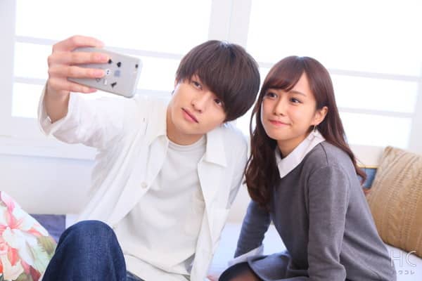 楽しそうに自撮りするカップル