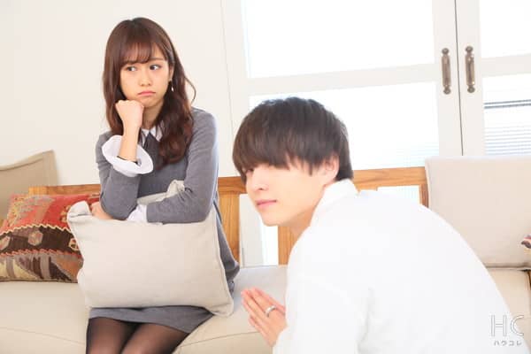 彼女に浮気がばれて謝る彼氏