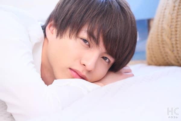 寝転んで視線を送る男性