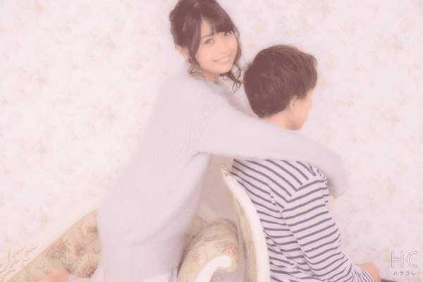 男性に抱き着いている笑顔の女性