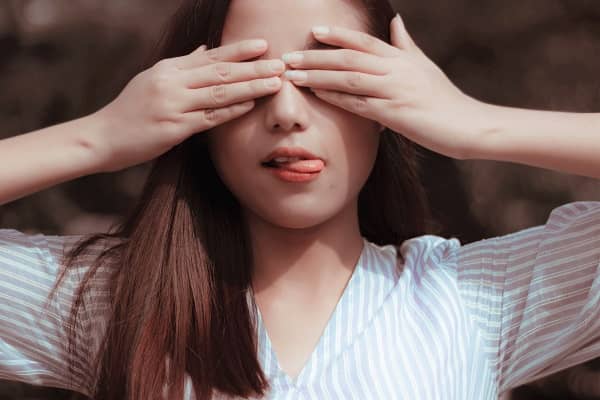 目隠ししてる女性の画像