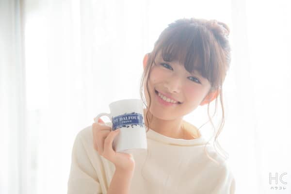 カップを手に微笑むモテ子