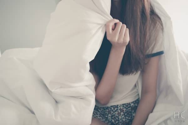 抱きついて寝る人の男性心理！寝相のクセで彼の本性を知っておこう